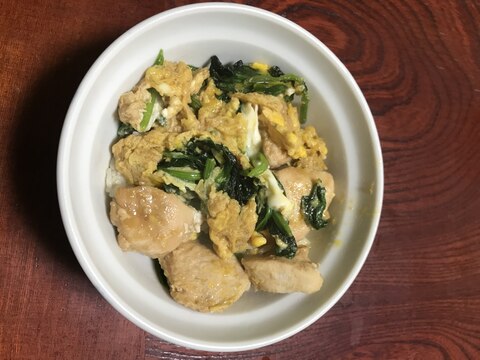 簡単でヘルシーなほうれん草入り鳥胸肉の親子丼